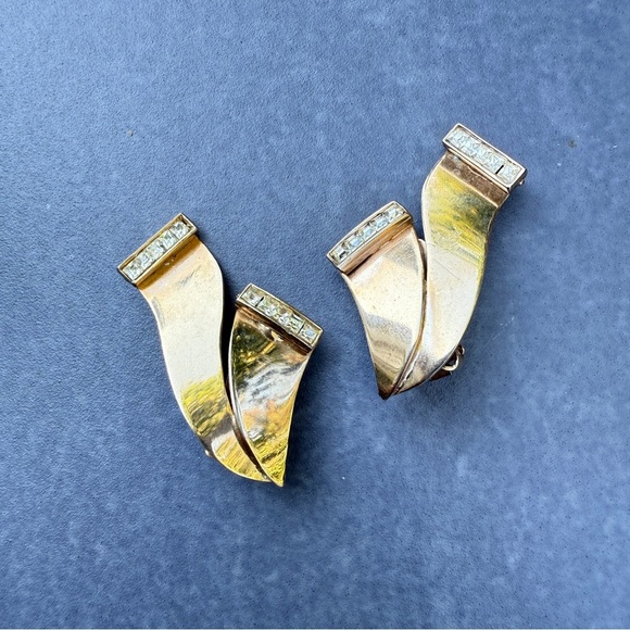 Vintage Gold Tone Abstract Clip On Earrings in Scroll Ribbon Design that Sparkle - Picture 8 of 17